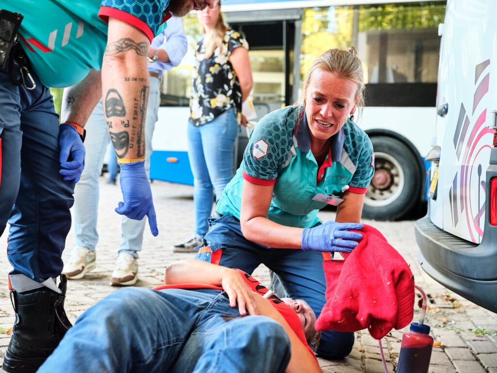Ambulance medewerkster die man helpt
